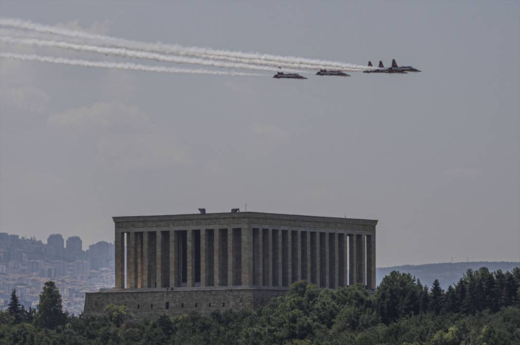 Türk Yıldızları’nın 30 Ağustos uçuşu nefes kesti 20